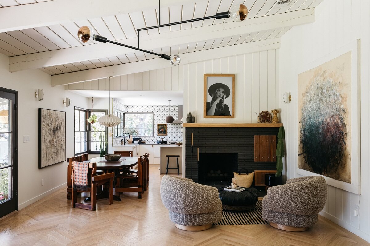 living-room-black-fireplace-wooden-ceiling-nordroom