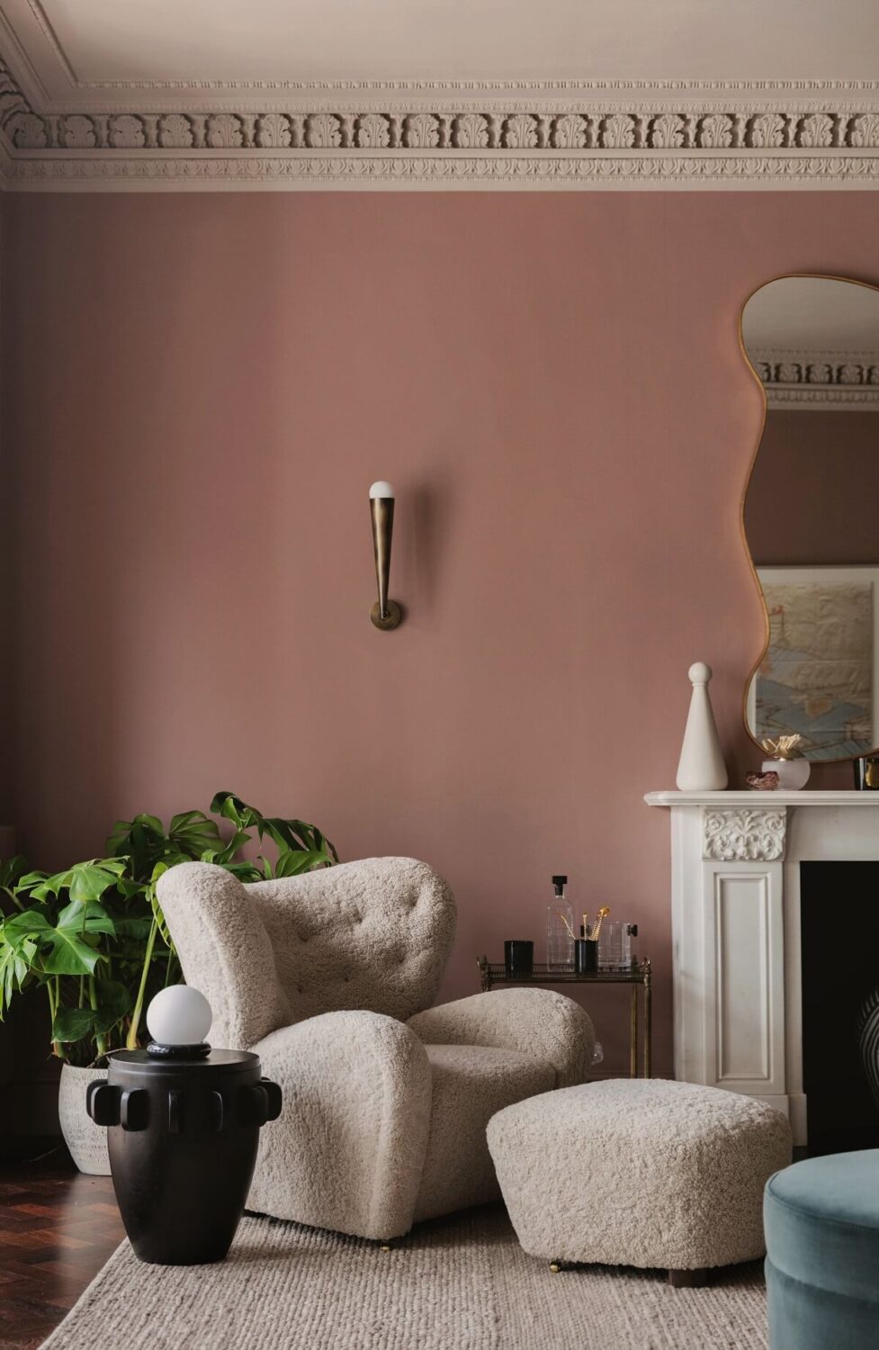 pink-living-room-curved-armchair-london-nordroom