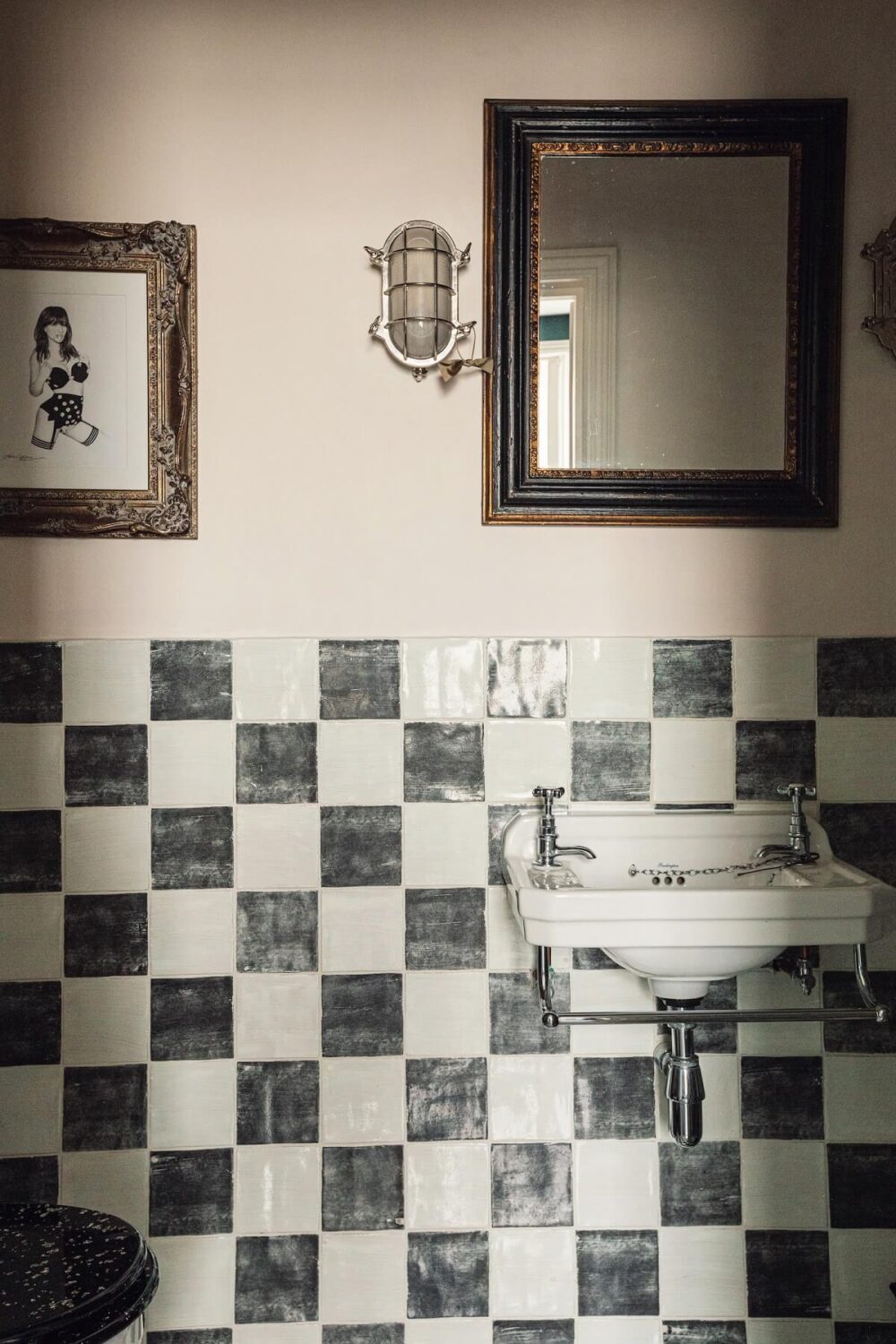 powder-room-black-white-tiles-nordroom