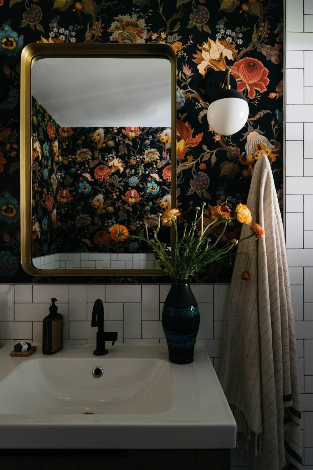 powder-room-floral-wallpaper-midcentury-ranch-house-nordroom