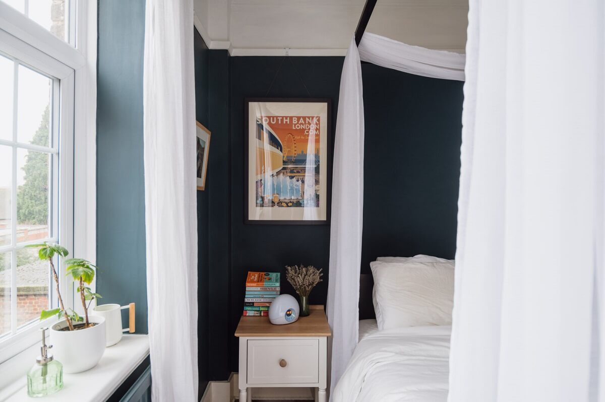 white-blue-bedroom-canopy-bed-charming-london-apartment-nordroom