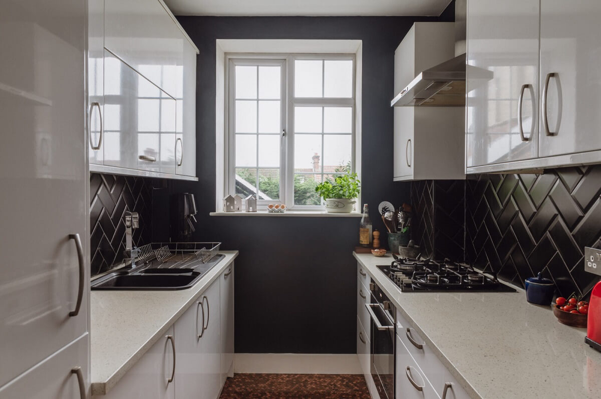 white-galley-kitchen-dark-blue-walls-black-tiles-nordroom