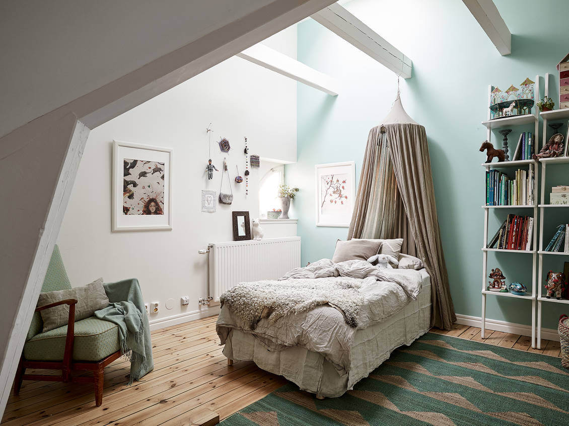 attic-bedroom-exposed-beams-canopy-nordroom