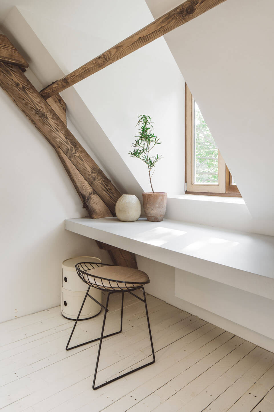 desk-under-sloped-ceiling-exposed-beams-bedroom-slanted-ceiling-ideas-nordroom