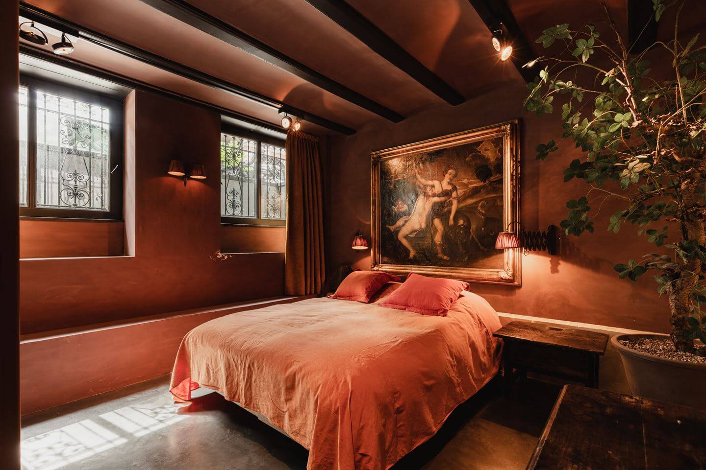 earthy-basement-bedroom-en-suite-bathroom-luxurious-townhouse-amsterdam-nordroom