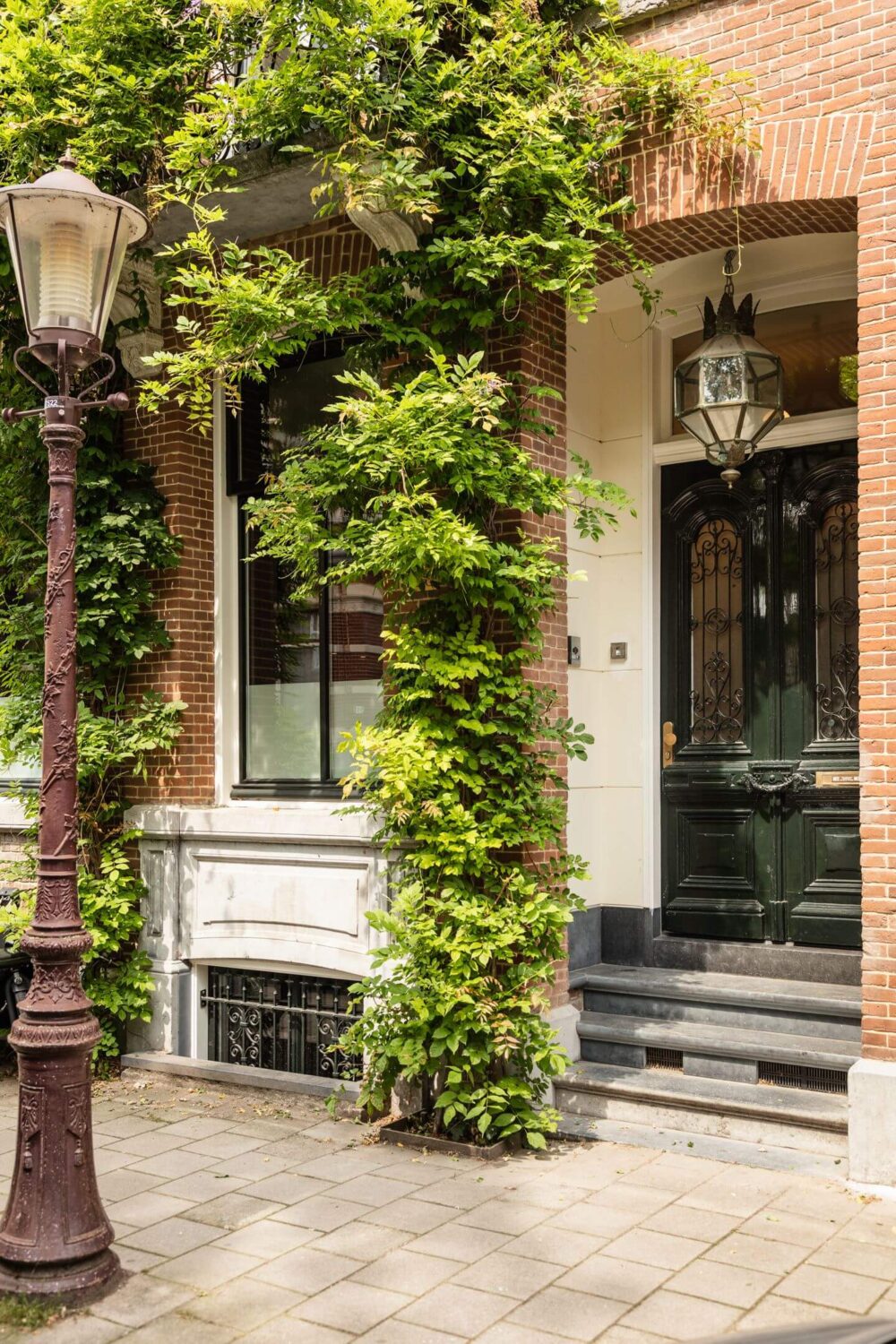 front-door-luxurious-townhouse-amsterdam-nordroom