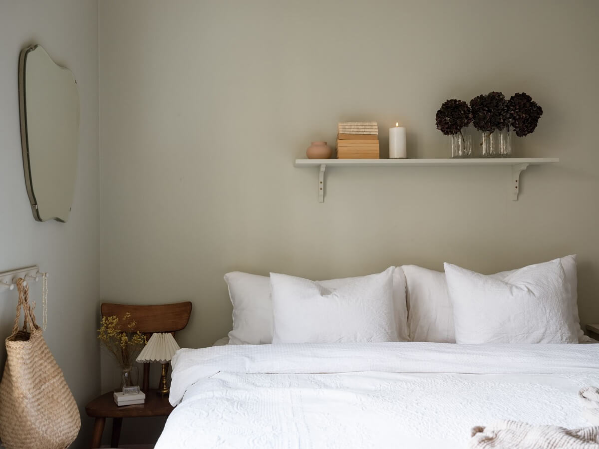 light-grey-bedroom-shelf-nordroom