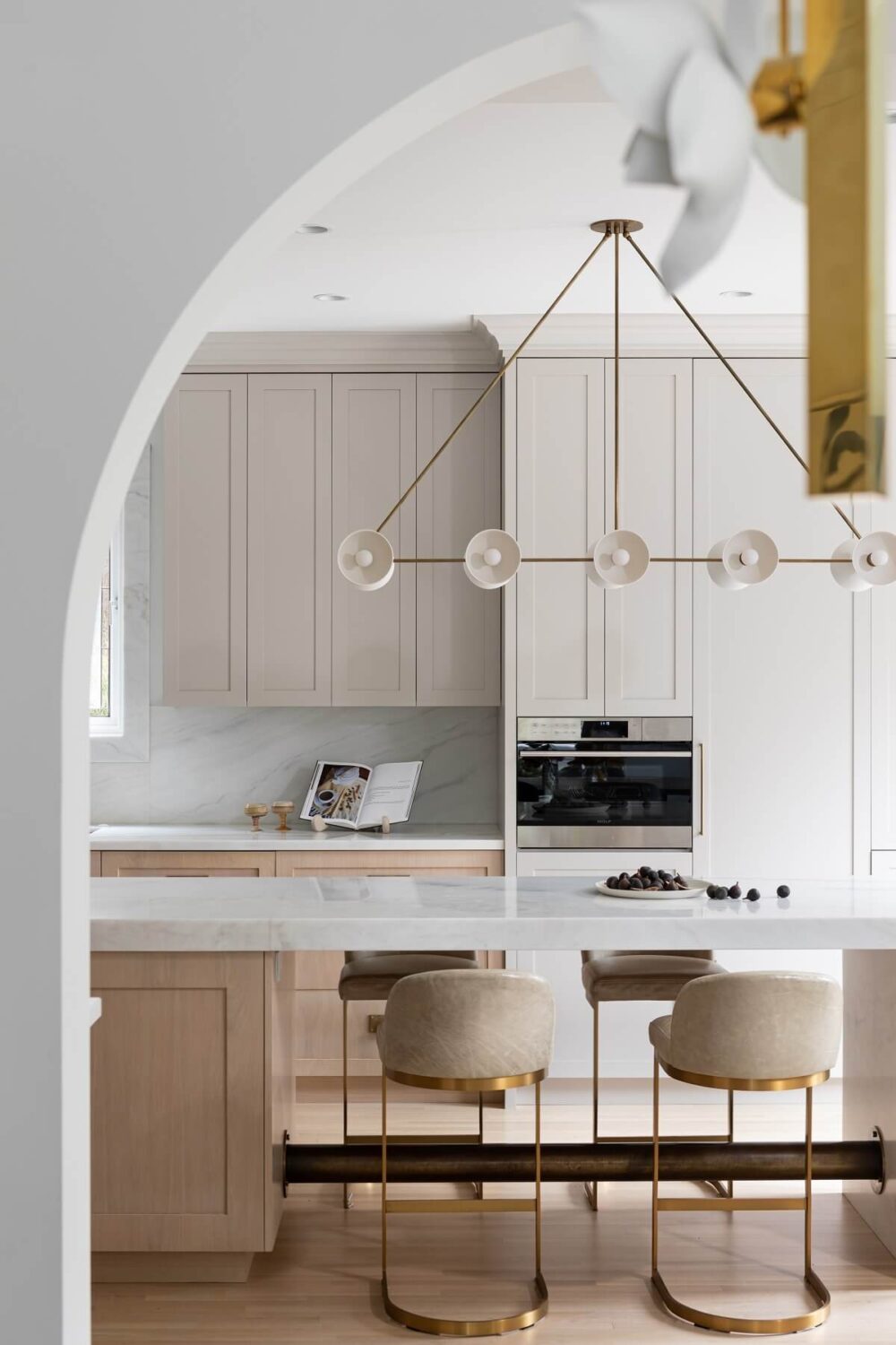light-kitchen-arches-breakfast-bar-gillian-segal-design-nordroom