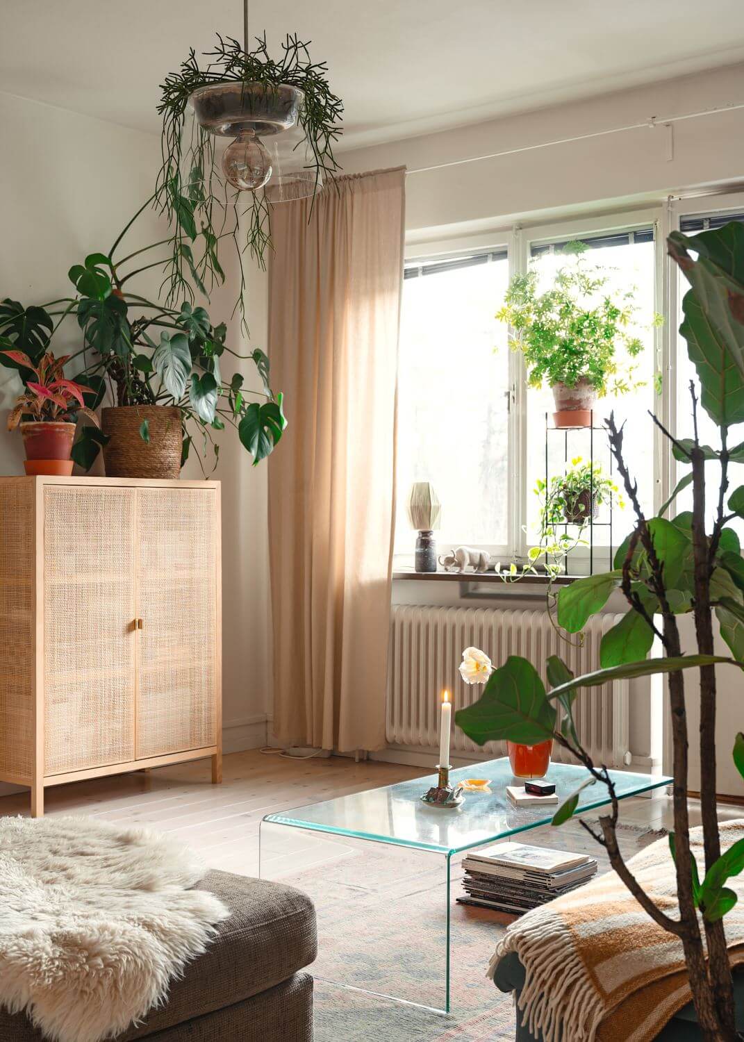 light-living-room-plants-scandinavian-home-nordroom