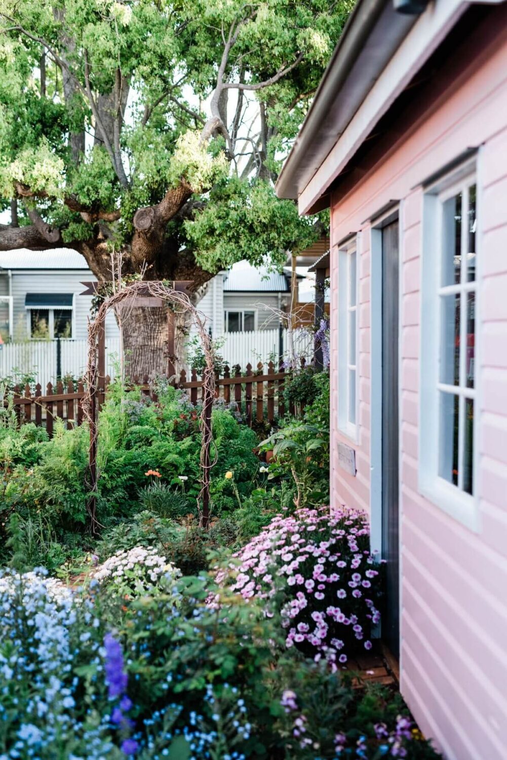 pink-cottage-garden-airbnb-nordroom