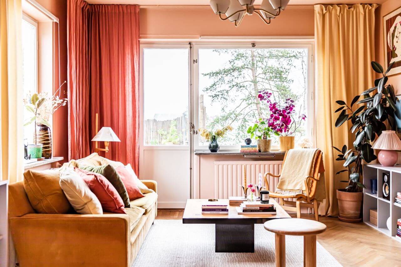 pink-living-room-ochre-yellow-sofa-nordroom