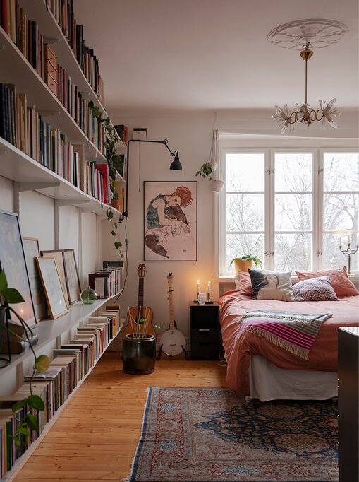 pink-studio-apartment-bookshelves-art-rug-nordroom