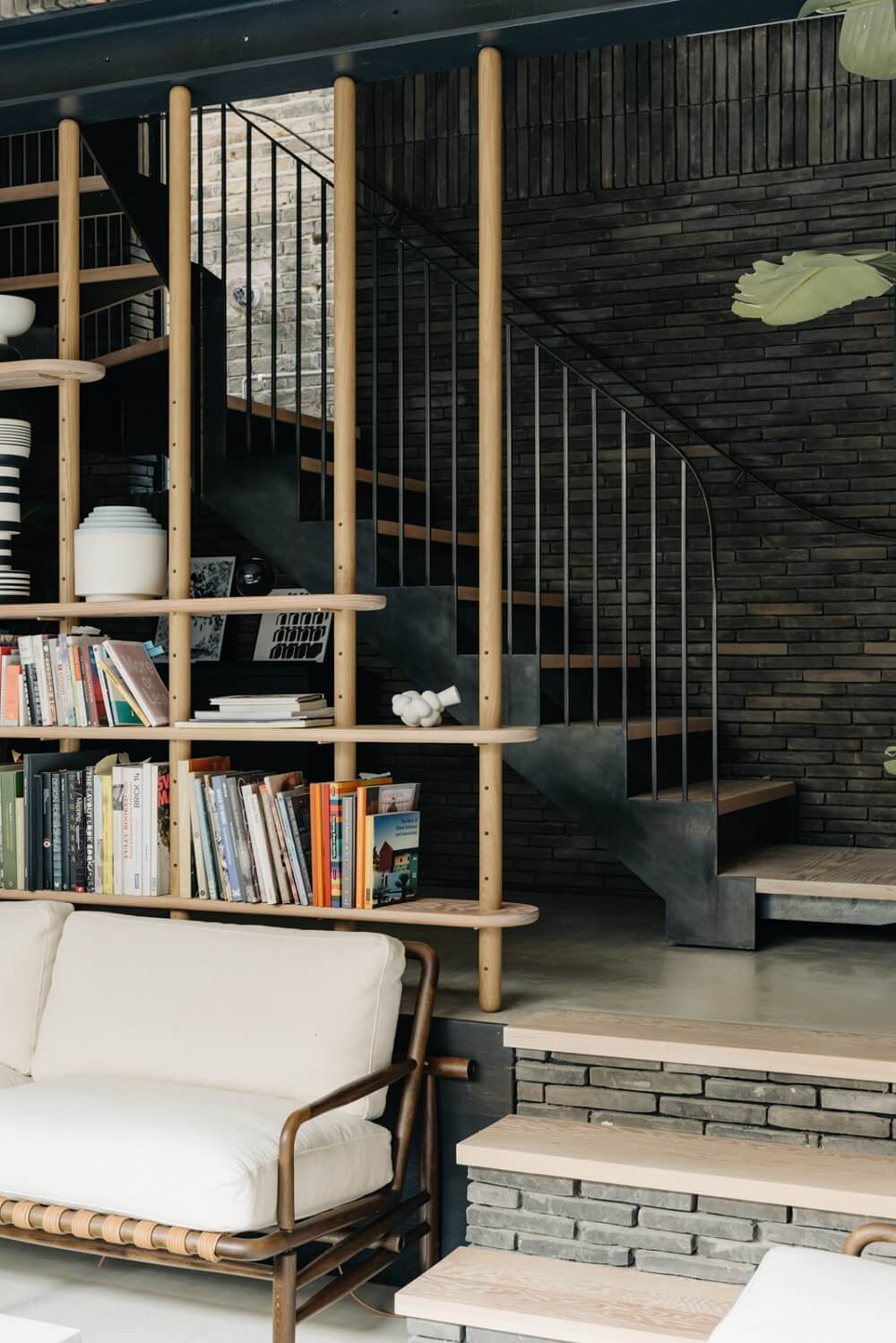 sunken-living-room-black-brickwork-bookshelves-nordroom