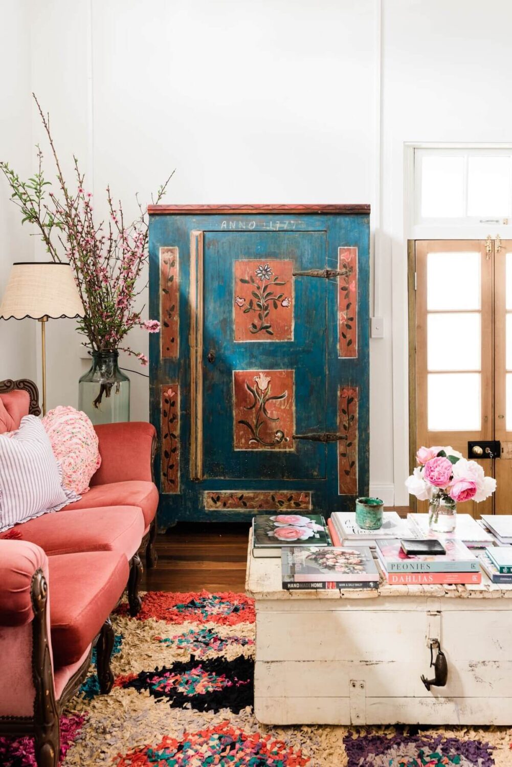 vintage-living-room-pink-sofa-airbnb-cottage-queensland-australia-nordroom
