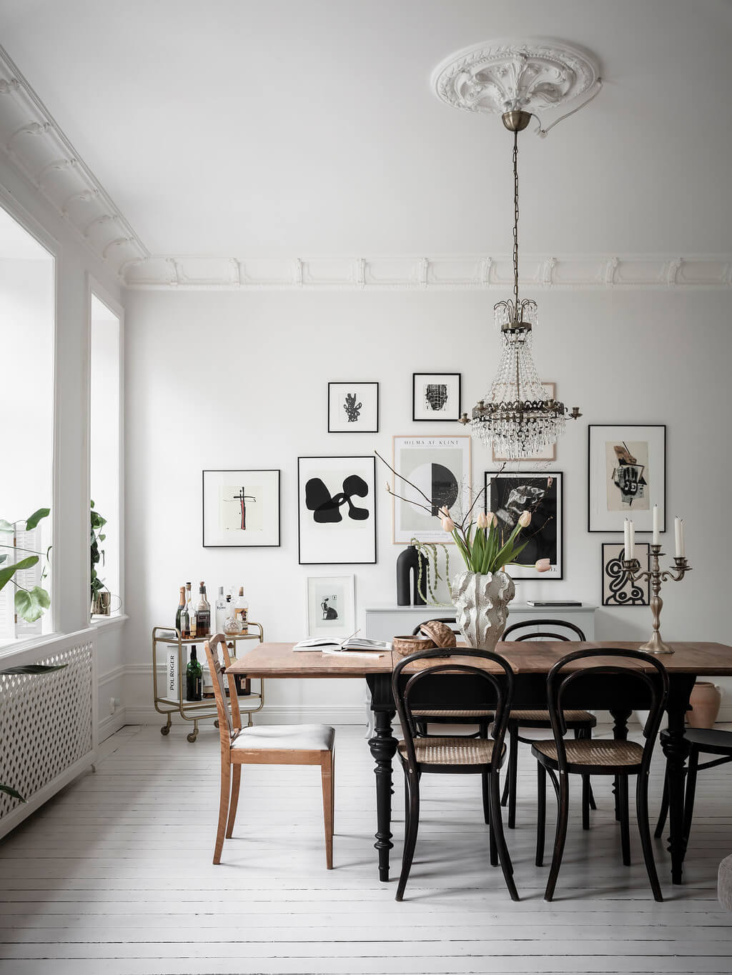 white-dining-room-gallery-wall-nordroom