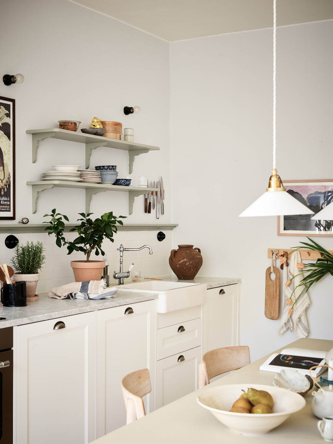 white-kitchen-open-shelves-nordroom
