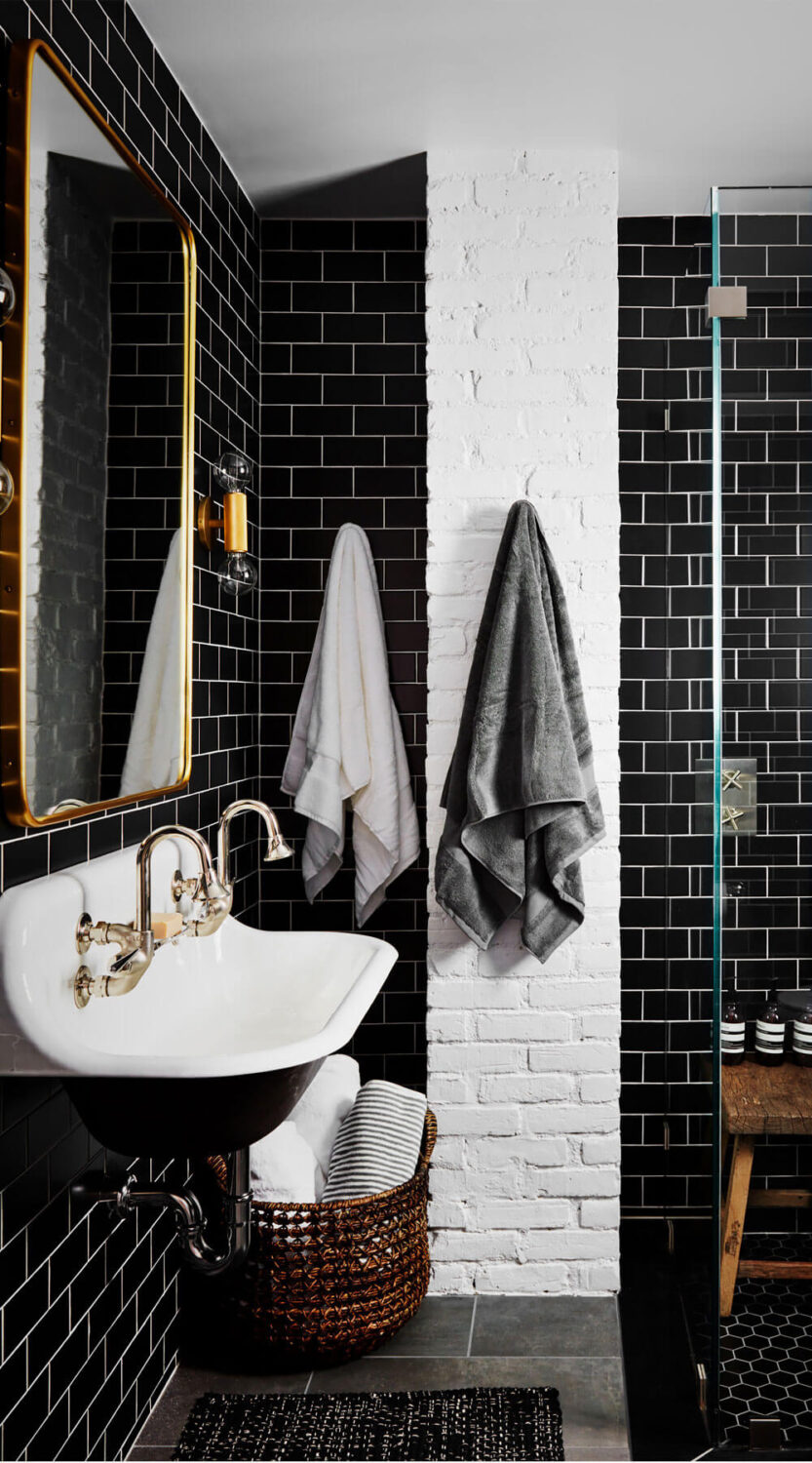 15 Chic Black Bathrooms - Black and White Decorating Ideas