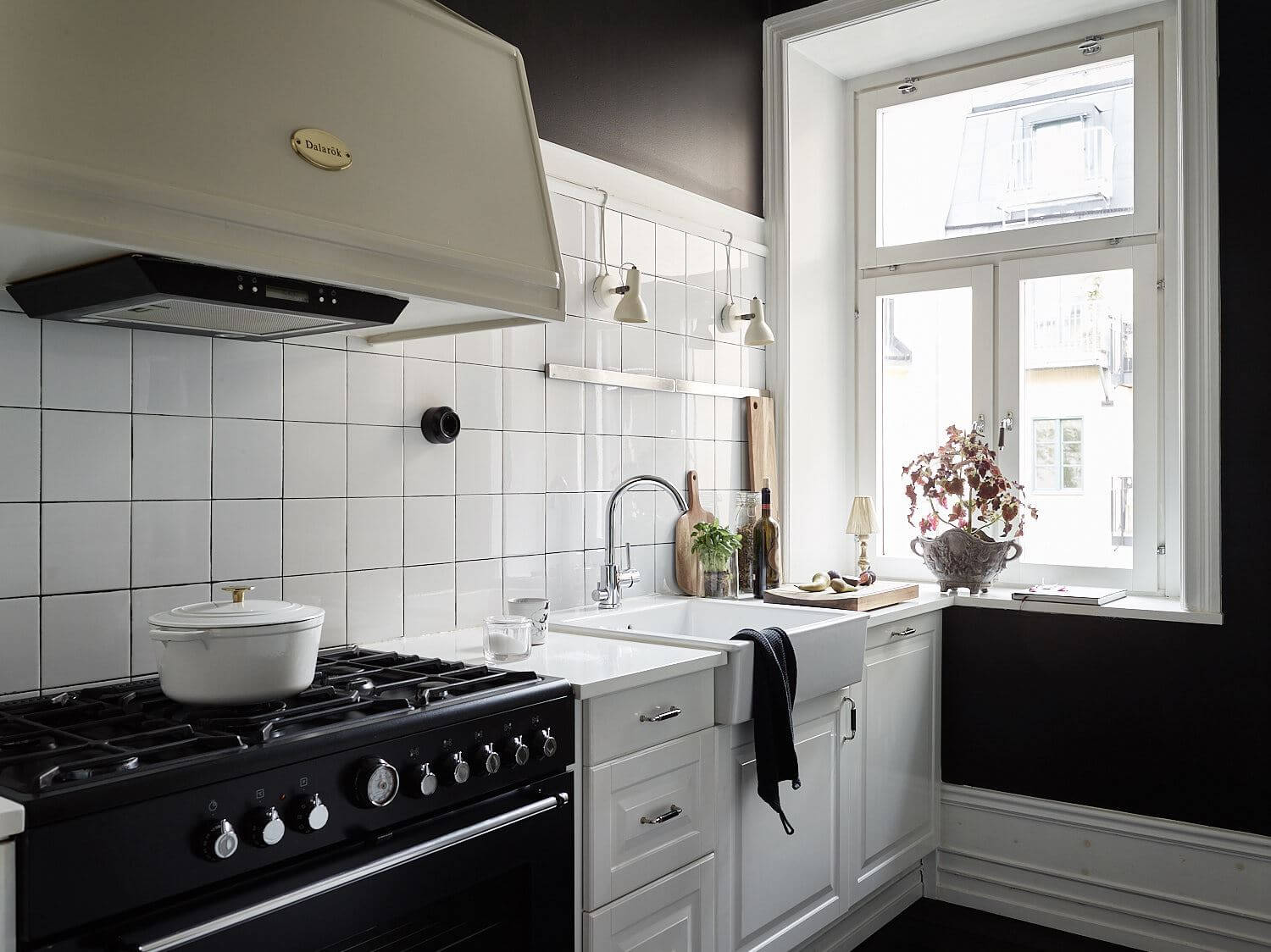 black-white-kitchen-studio-apartment-sweden-nordroom