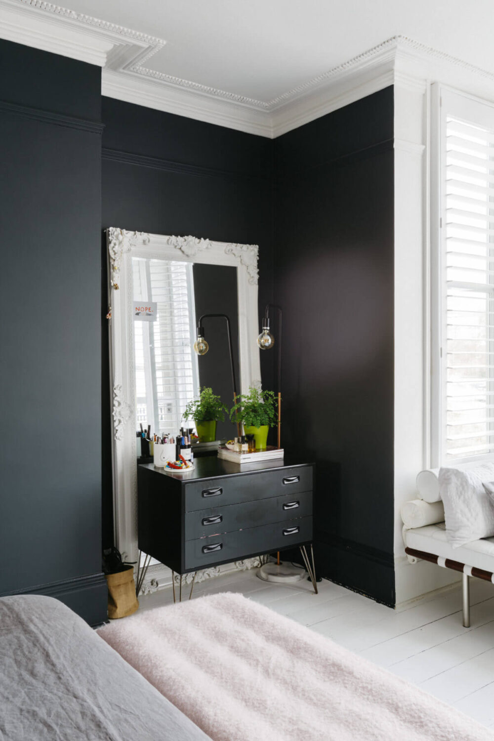 black-white-master-bedroom-nordroom