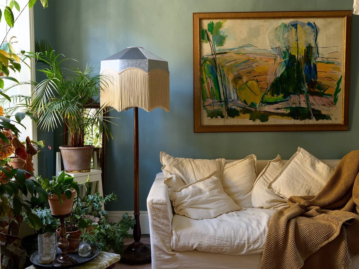 blue-plant-filled-sitting-room-vintage-lamps-nordroom