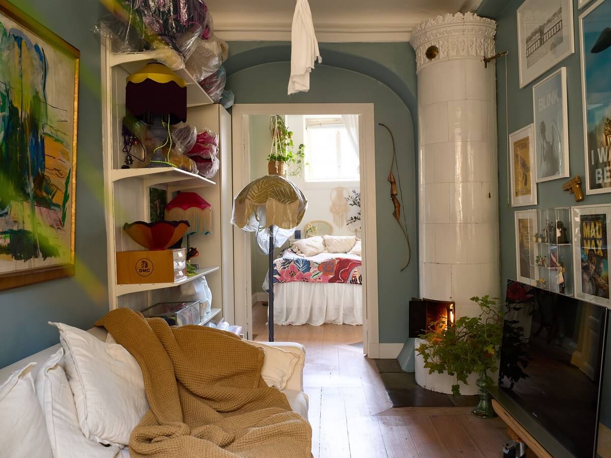 blue-sitting-room-kakelugn-swedish-fireplace-nordroom