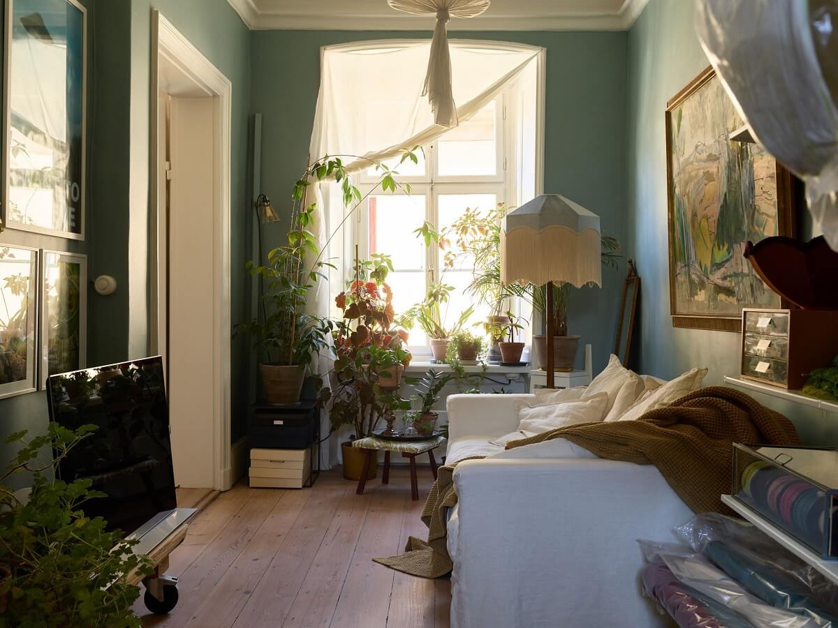 blue-sitting-room-plants-vintage-decor-nordroom