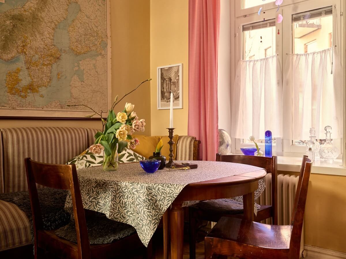 dining-nook-vintage-decor-yellow-walls-nordroom