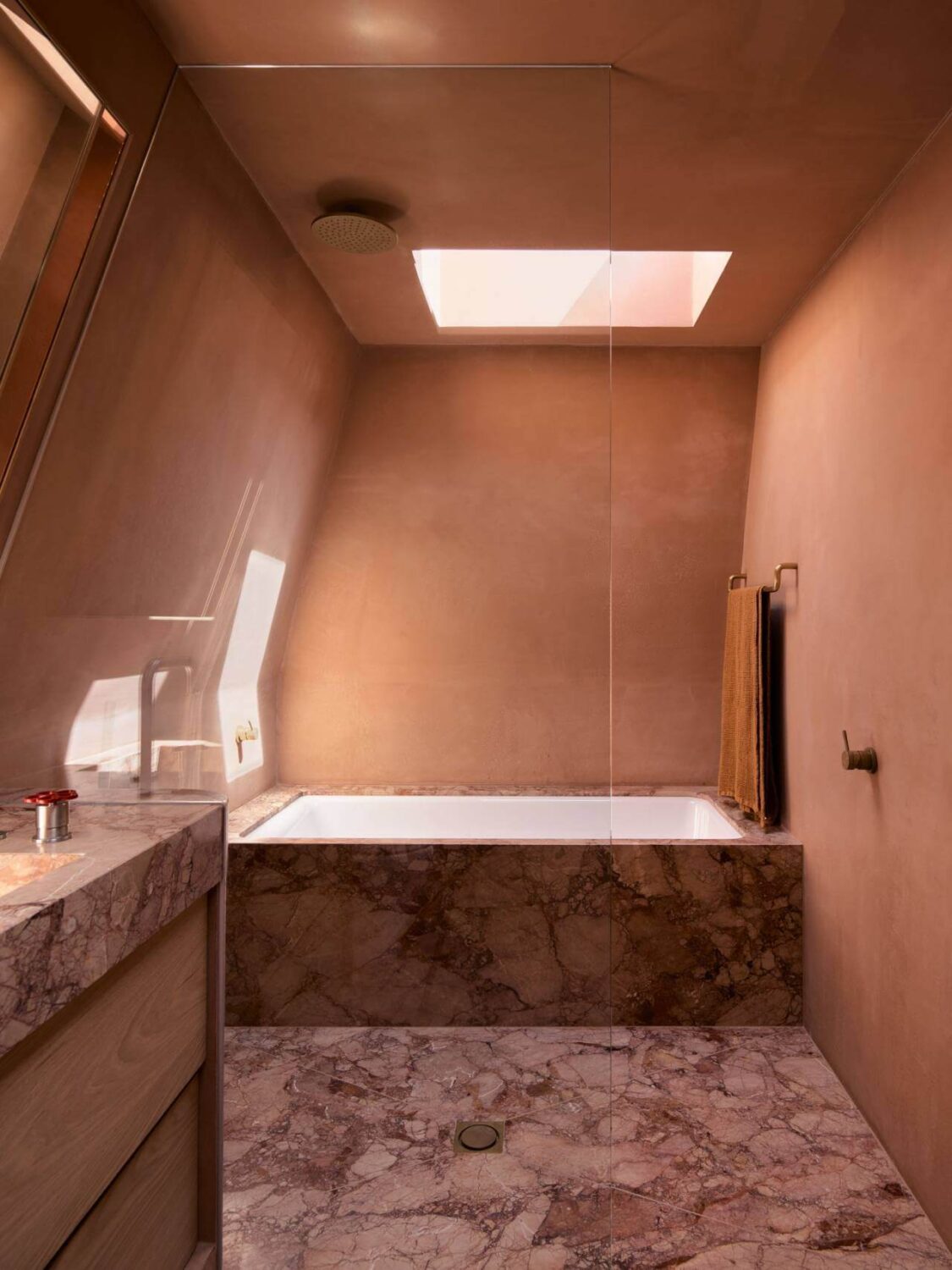 earthy-simple-bathroom-marble-floor-bath-skylight-nordroom