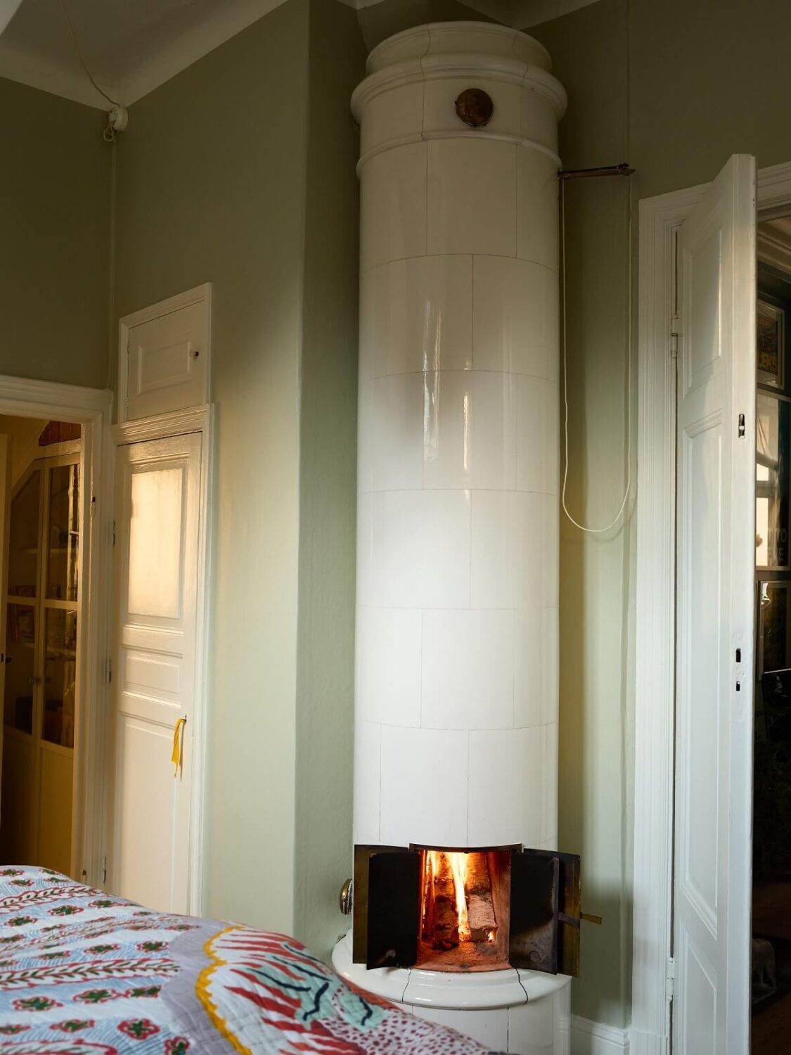 green-bedroom-kakelugn-swedish-fireplace-nordroom