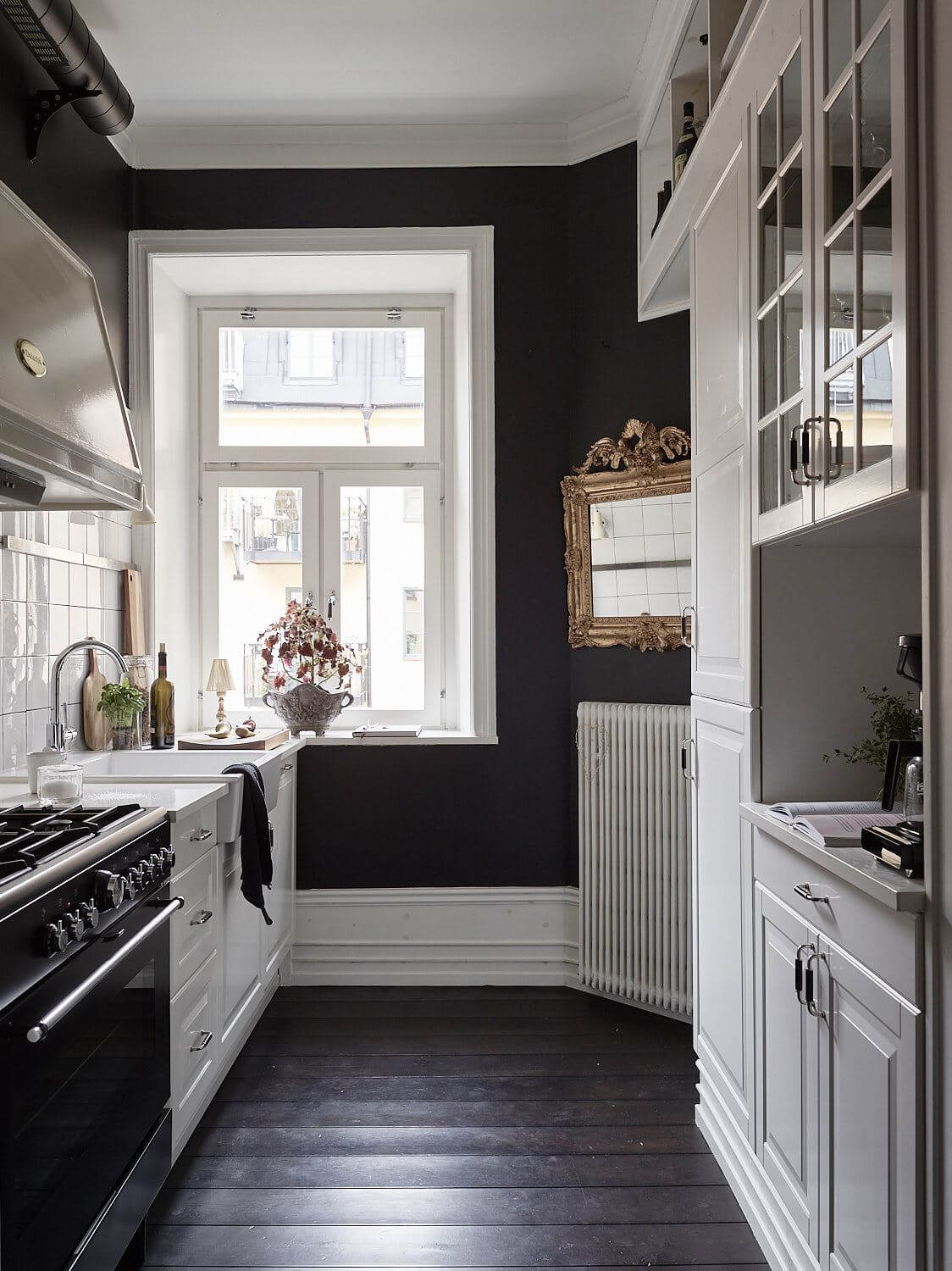 kitchen-black-walls-studio-gothic-design-nordroom