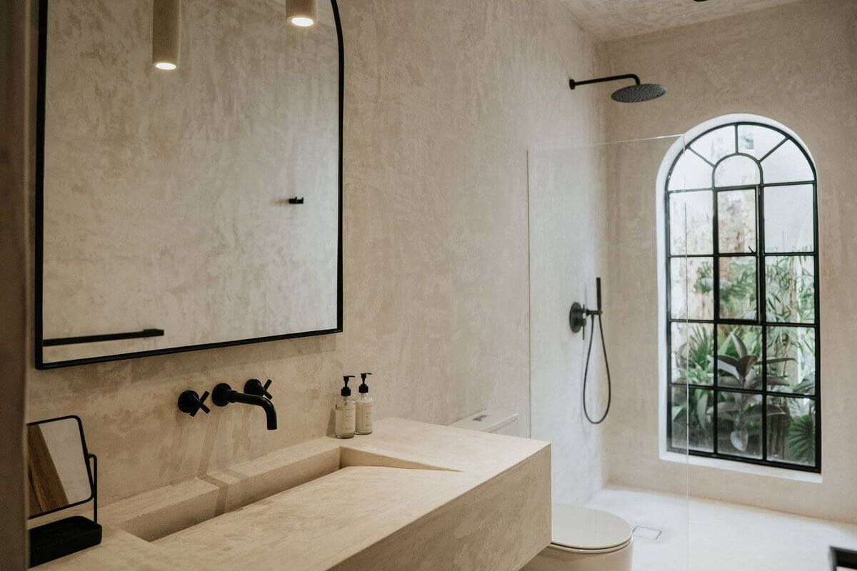 minimalistic-bathroom-arched-window-airbnb-tulum-nordroom