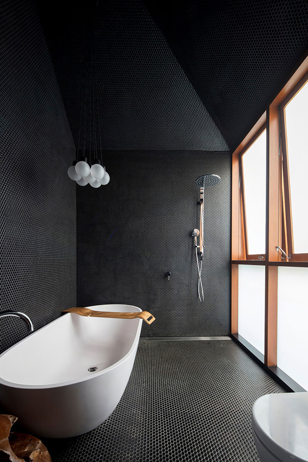 minimalistic-black-bathroom-tiles-freestanding-bathtub-nordroom