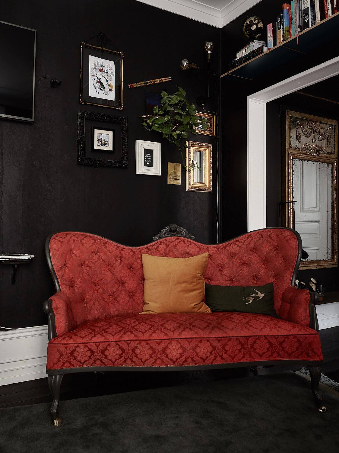 red-vintage-sofa-black-studio-apartment-nordroom