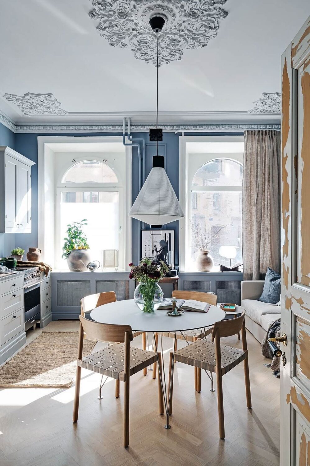 round-dining-table-blue-gray-studio-apartment-nordic-design-nordroom