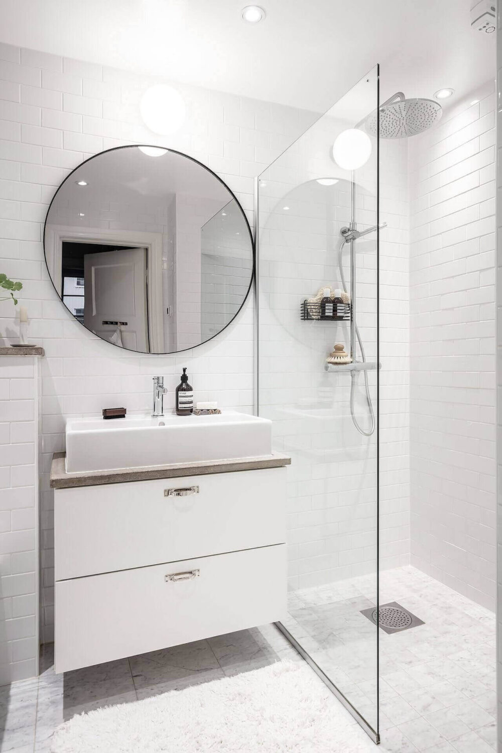 small-white-simple-bathroom-round-mirror-nordic-design-nordroom