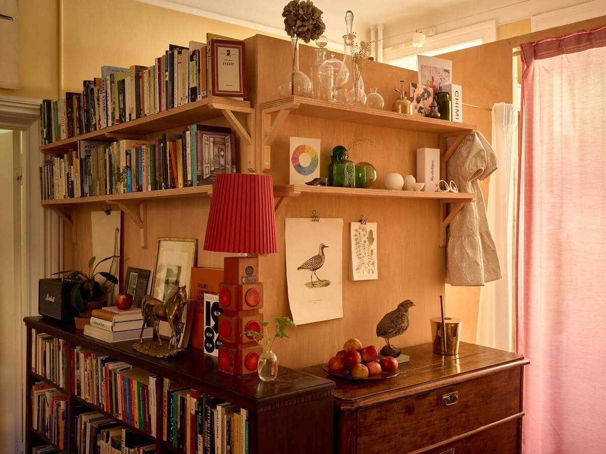 vintage-apartment-diy-bedroom-bookshelves-nordroom