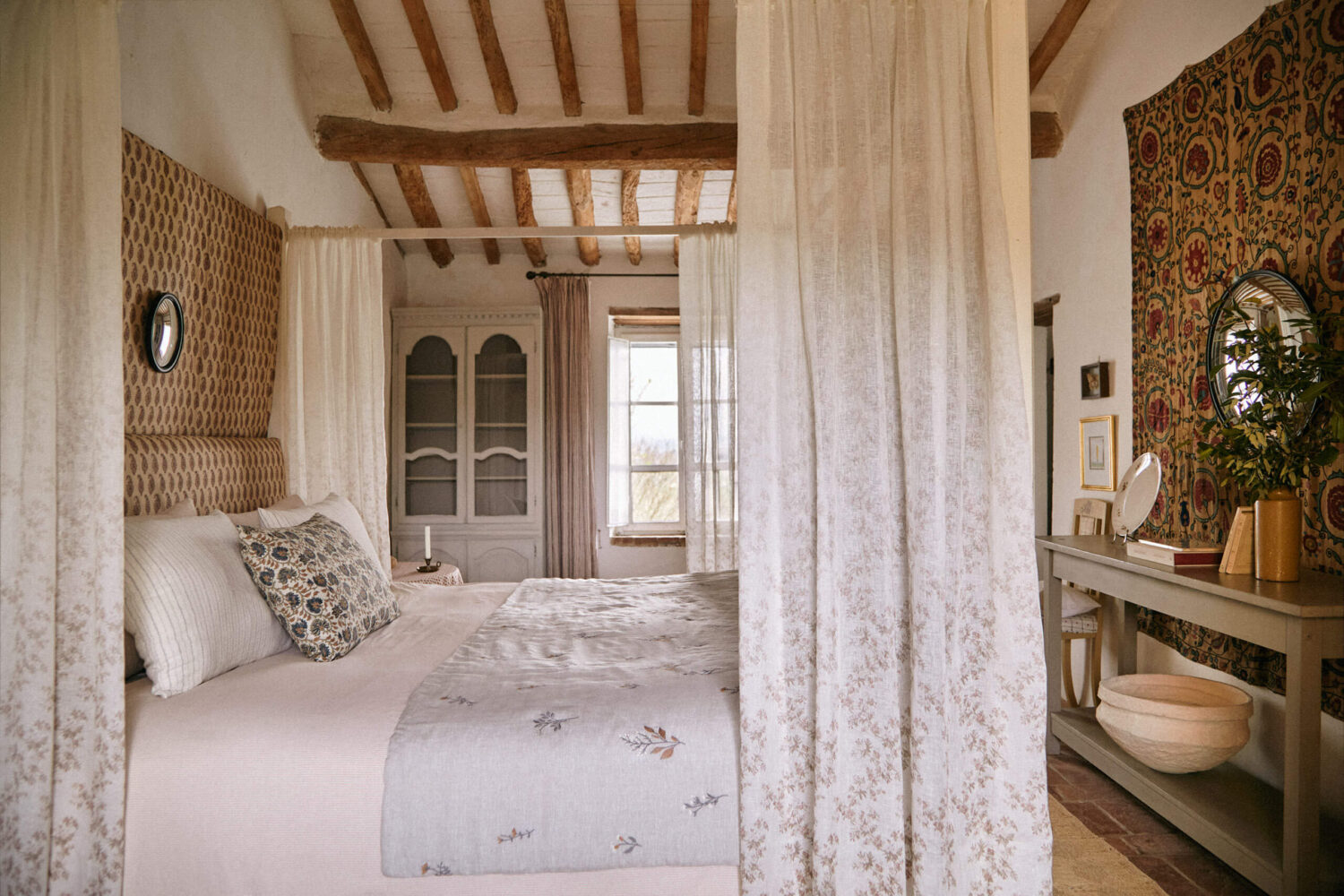 bedroom-canopy-bed-exposed-wooden-beams-tuscan-villa-azra-home-nordroom