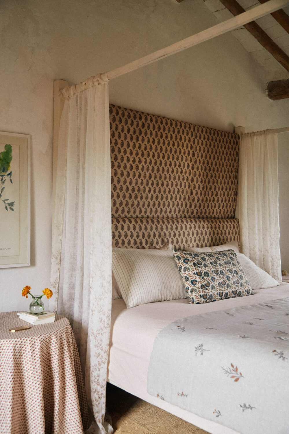 bedroom-mediterranean-villa-canopy-bed-nordroom