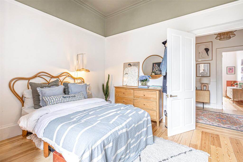 bedroom-rattan-headboard-wooden-floor-green-ceiling-nordroom