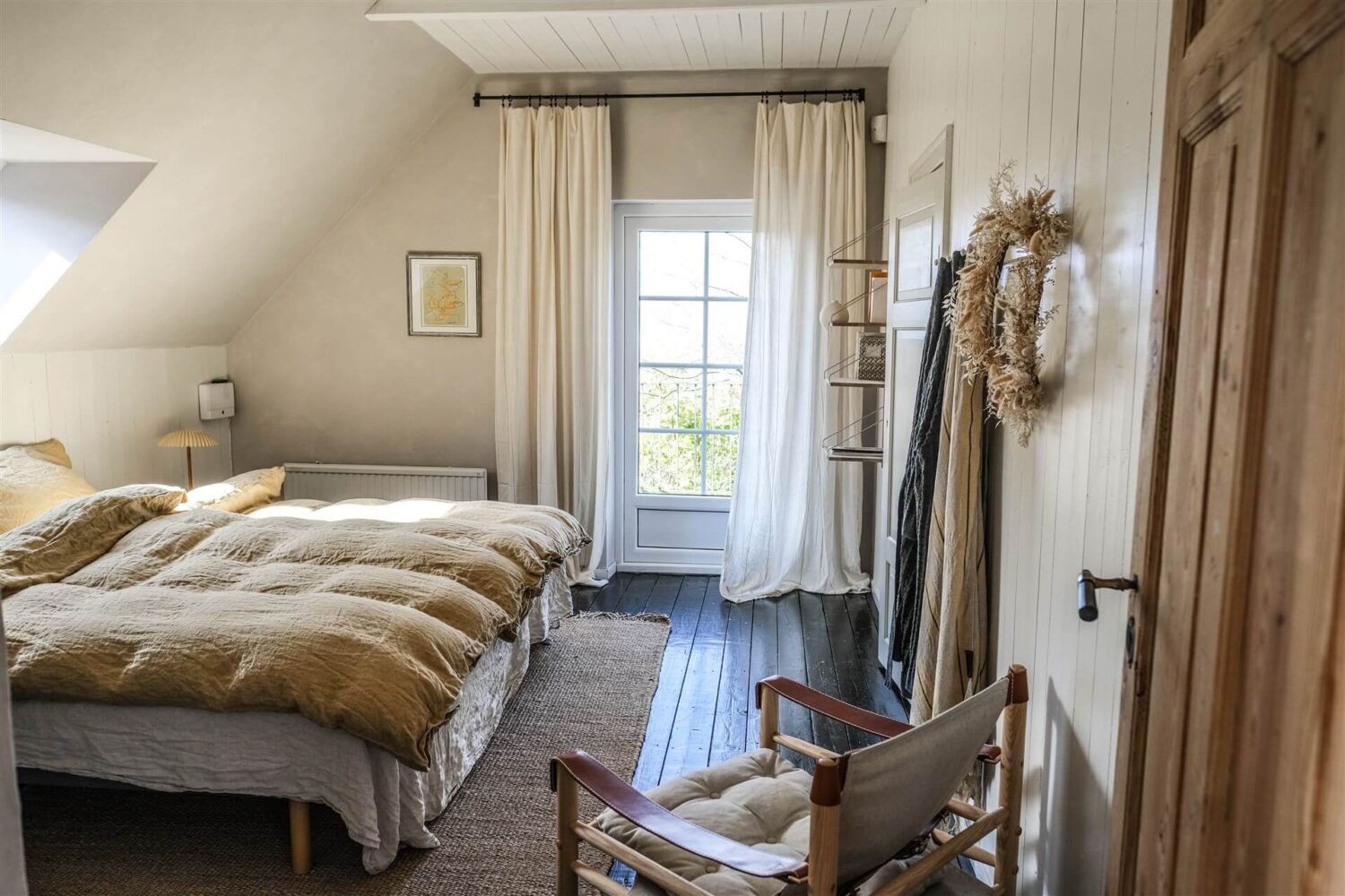 bedroom-wooden-floor-swedish-country-home-nordroom