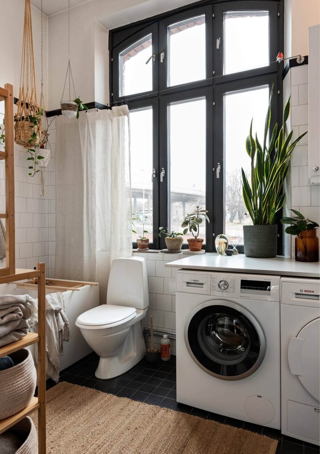 black-white-bathroom-moody-home-sweden-nordroom