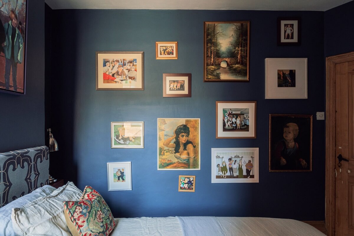 dark-blue-bedroom-gallery-wall-nordroom