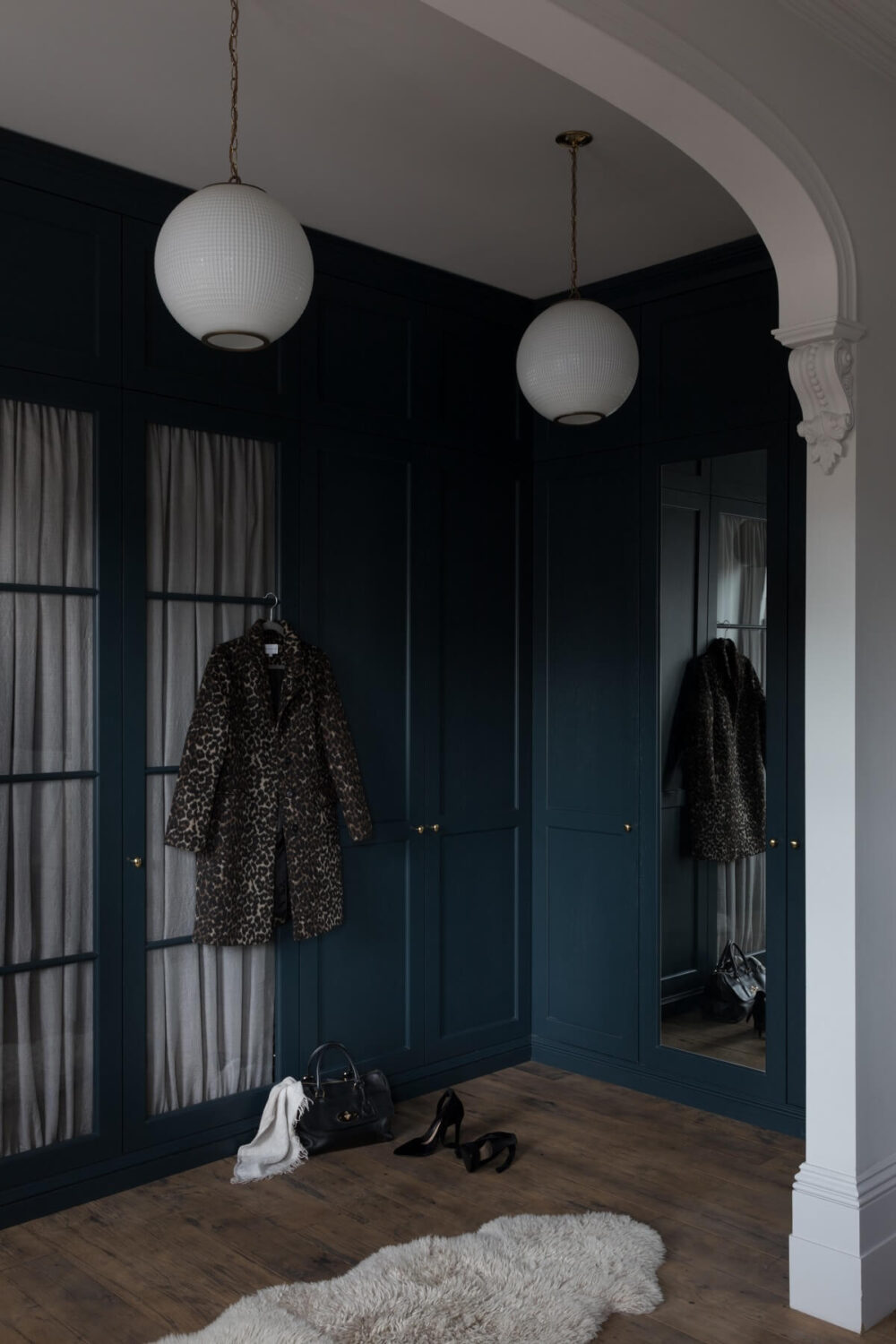 dark-blue-walk-in-closet-victorian-home-london-frank-and-faber-nordroom