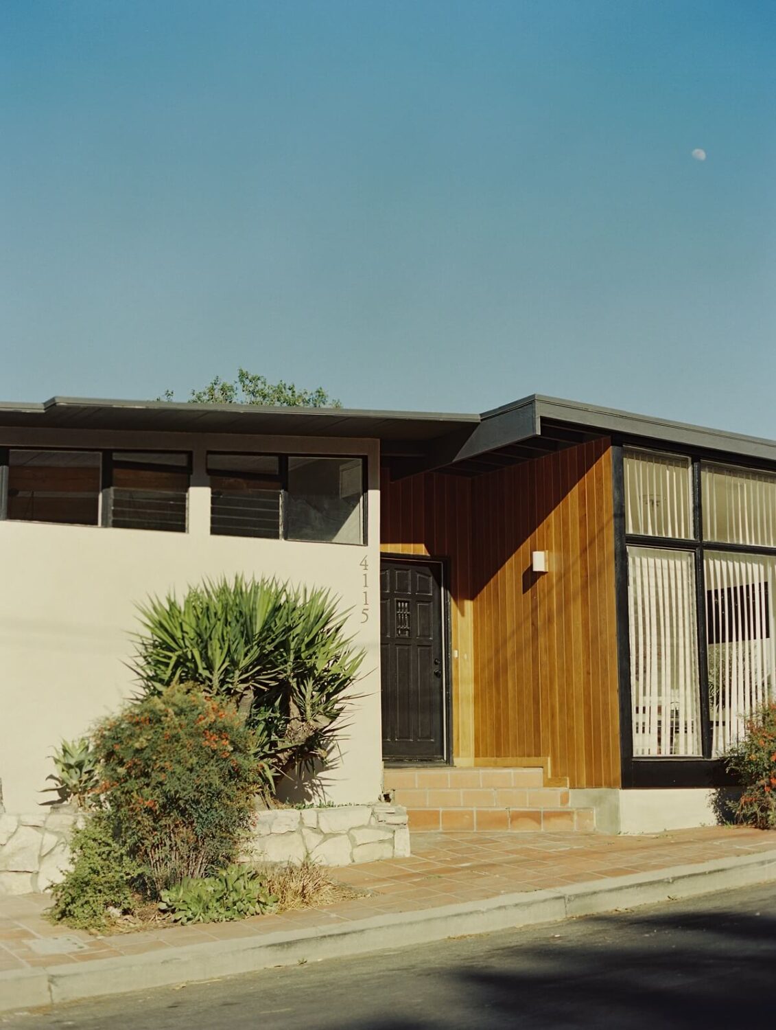 entrance-midcentury-home-kane-lim-bling-empire-los-angeles-nordroom