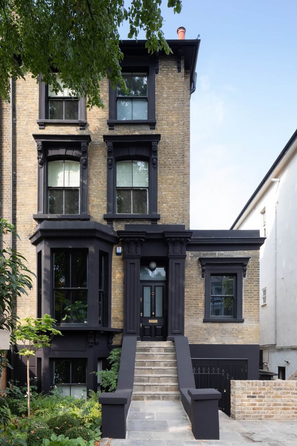 exterior-victorian-home-london-black-details-nordroom