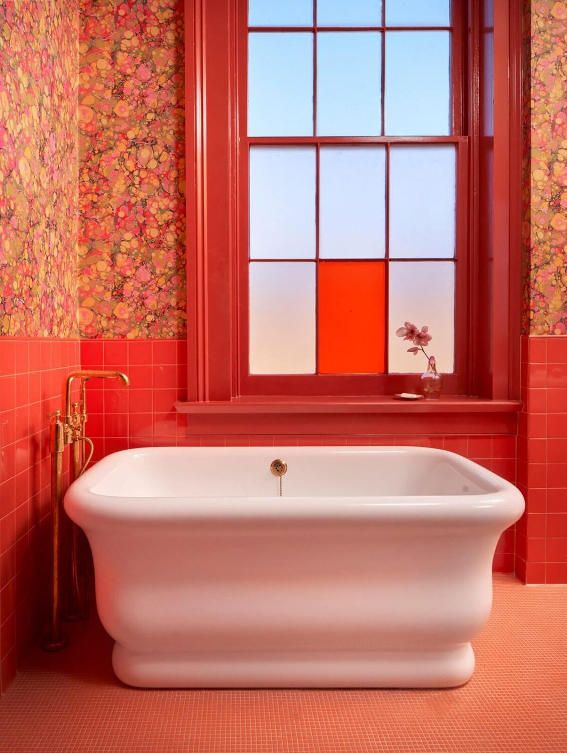 hotel-saint-vincent_new-orleans_lambert-macguire-design-coral-pink-bathroom-wallpaper-freestanding-bath-nordroom