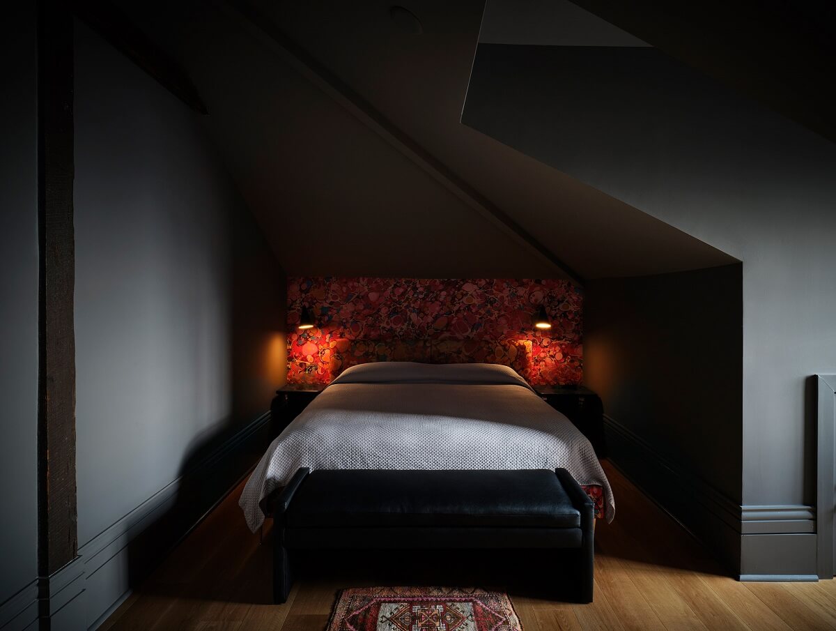 hotel-saint-vincent_new-orleans_lambert-macguire-design-moody-gray-attic-bedroom-pink-wallpaper-nordroom