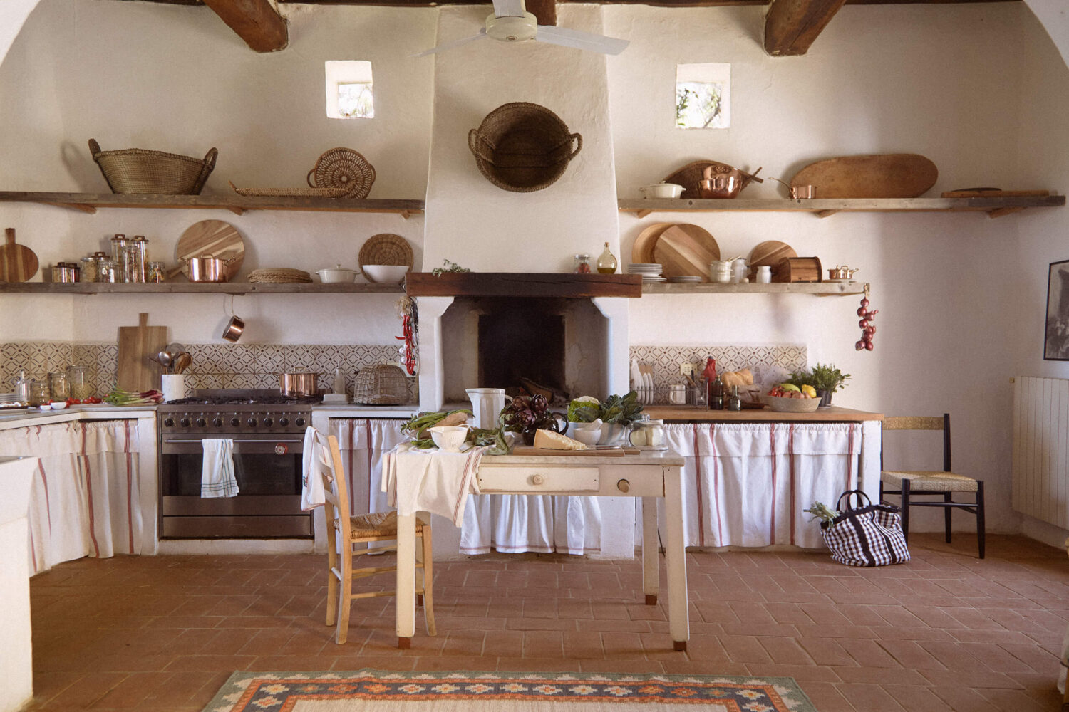 kitchen-skirting-mediterranean-style-open-shelves-terracotta-floor-villa-tuscany-zara-home-nordroom