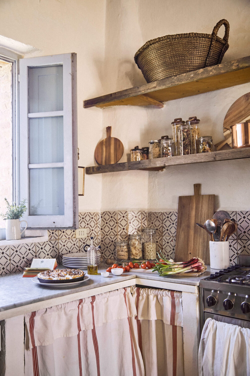 mediterranean-kitchen-open-shelves-rustic-zara-home-villa-tuscany-nordroom