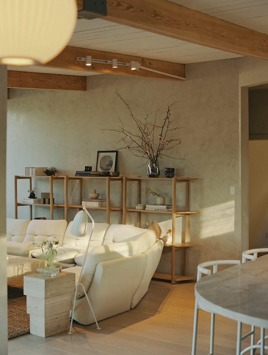 minimalistic-japandi-living-room-wooden-beams-natural-light-nordroom